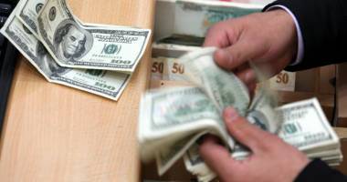 Stire din Economie : Dolarul și francul elvețian pierd masiv în fața leului