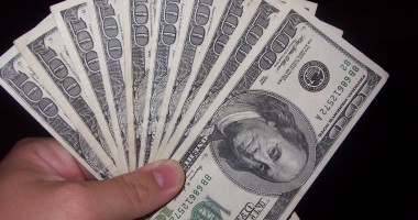 Stire din Economie : Dolarul american coboară mult sub 3,3 lei