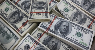 Dolarul a cedat 1,77 bani