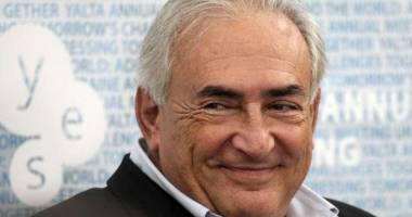 Stire din Actualitate : Dominique Strauss-Kahn, judecat pentru proxenetism, întâmpinat de trei membre ale Femen