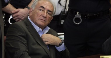 Stire din Actualitate : Răsturnare de situație! Procurorii cer retragerea acuzațiilor de PROXENETISM împotriva lui Strauss-Kahn