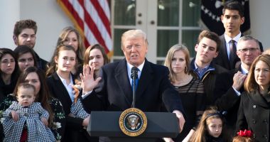 Stire din Actualitate : Donald Trump, primul președinte care participă la marșul anual anti-avort