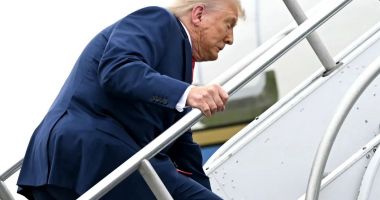Imaginile cu Donald Trump împiedicându-se pe scările Air Force One au devenit virale pe internet