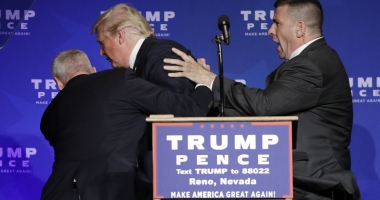 Stire din Actualitate : Donald Trump, evacuat de urgență de pe scenă