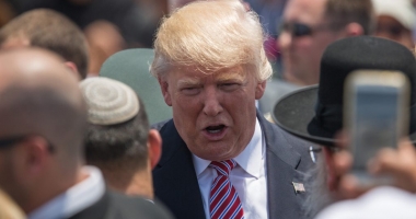 Stire din Actualitate : Trump își apără echipa de miliardari: "Nu îmi doresc un om sărac în aceste posturi"