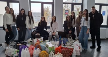 Stire din Cultură-Educație : Liceenii au donat alimente persoanelor din medii defavorizate