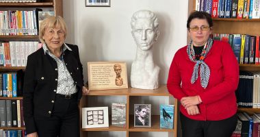 Stire din Cultură-Educație : Soția scriitorului Pavel Chihaia a făcut o donație generoasă Bibliotecii Județene