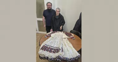 Stire din Cultură-Educație : Un costum vechi de peste un secol, donat Muzeului de Artă Populară Constanța