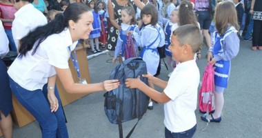 Stire din Cultură-Educație : Cora a făcut fericiți elevi constănțeni din mediul rural