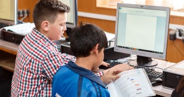 Stire din Cultură-Educație : Donaţii de calculatoare pentru două şcoli din judeţul Constanţa