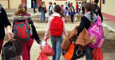 Stire din Politică-Administrație : Primăria Constanța începe distribuirea pachetelor pentru copii. IATĂ DISTRIBUIREA PE UNITĂȚI DE ÎNVĂȚĂMÂNT
