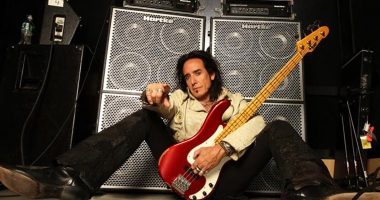 Stire din Cultură-Educație : Marco Mendoza, basistul trupei Whitesnake, concertează la Doors Club