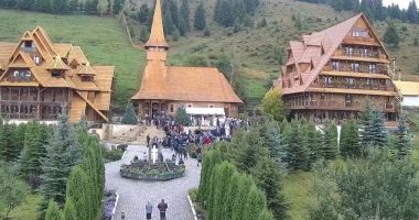 Stire din Cultură-Educație : Programul liturgic al IPS Teodosie, Arhiepiscopul Tomisului, în perioada 17-20 august