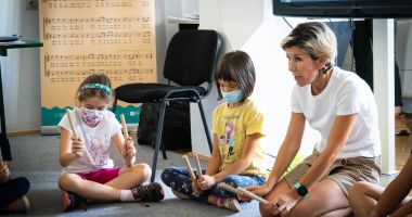 Stire din Cultură-Educație : 20 de școli din mediul rural, dotate cu materiale didactice pentru desfășurarea orelor de educație muzicală
