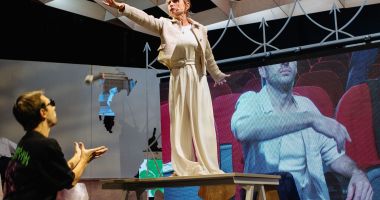 Stire din Cultură-Educație : Teatrul Excelsior prezintă ”Două ore cu pauză”, pe scena Casei de Cultură