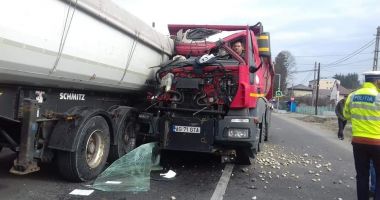 Imagini incredibile! Grav accident rutier pe DN3, cu două camioane implicate