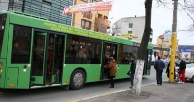 Stire din Eveniment : A tăiat linia dublă și a lovit un autobuz RATC