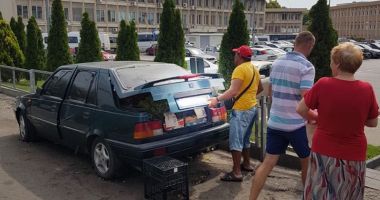 Stire din Eveniment : Două mașini, confiscate de Poliția Locală de la vânzătorii ambulanți din Piața Tomis III