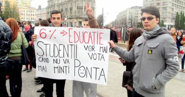 Stire din Cultură-Educație : Zile libere de la Guvern pentru studenți. Ce se ascunde în spatele darului "otrăvit"