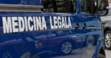 Stire din Eveniment : Două fete de 15 ani au murit după ce s-au aruncat de la înălţime. Una dintre ele și-a anunțat mama că se sinucide