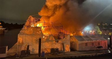 Două yacht-uri de lux, distruse de foc