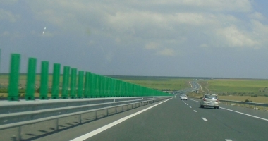 Stire din Eveniment : Prins pe autostradă, "zburând" cu 214 km/h