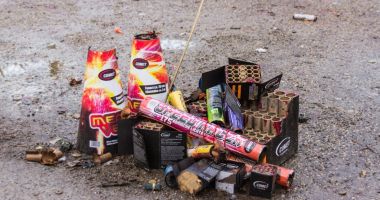 Stire din Eveniment : Copil rănit de explozia unei petarde. A suferit amputaţie la două degete şi traumatism ocular