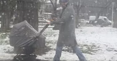 Stire din Actualitate : Le-a dat „foc” fanilor! Răzvan Exarhu, surprins la plimbare cu căruciorul