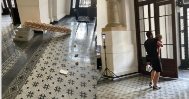 Informaţie de ultim moment despre copilul peste care s-a prăbușit o statuie în sediul primăriei