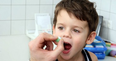 Stire din Sănătate : Dozele de medicamente pentru copii nu se "adaptează"