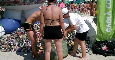Stire din Social : Peste o tonă de doze de aluminiu,  strânse de pe plajele din Mamaia și Costinești