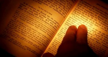 Stire din Actualitate : Roma: Un român a dat foc unei Biblii în fața lui Papa Benedict