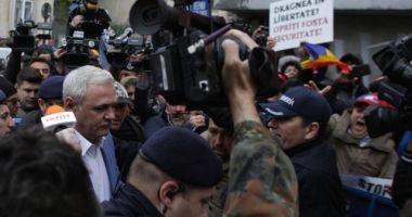 Stire din Eveniment : Mesajul Jandarmeriei, după ce protestatarii au aruncat cu apă spre Liviu Dragnea