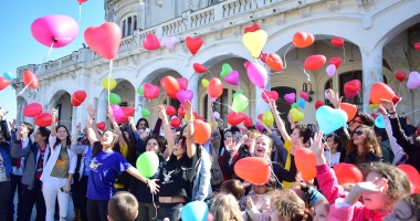 Stire din Social : FOTO-VIDEO / Dragobetele, sărbătorit la Constanța! 400 de baloane lansate pe faleză, la Cazino