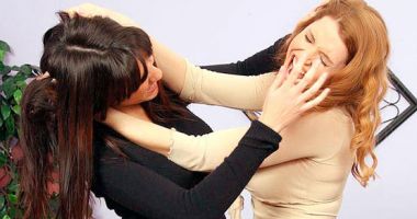 O elevă a fost bătută crunt de o colegă, lângă școală