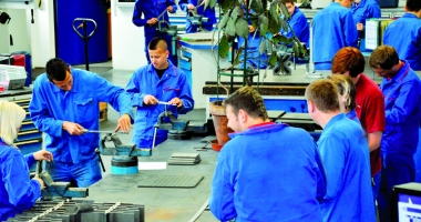 Stire din Economie : Angajatorii nu găsesc ucenici nici de sămânță