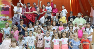 Stire din Cultură-Educație : Copiii din județ, impresionați de atelierele Autobuzului "DRAM DRUM"