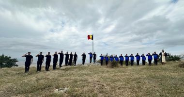 Stire din Eveniment : Drapelul României, arborat de jandarmi pe cel mai înalt vârf din Munţii Măcinului