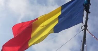 Stire din Actualitate : Drapelul de pe Tâmpa, înlocuit inainte de venirea iernii