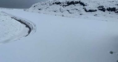 A nins pe Transalpina; gheaţă şi zăpadă pe carosabil