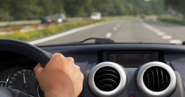 Stire din Actualitate : O lege nouă le interzice travestiților și transsexualilor să conducă mașina