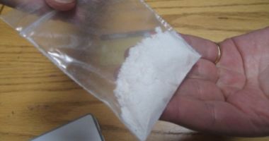 O femeie de 72 de ani, prinsă că vindea droguri elevilor