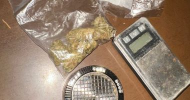Stire din Eveniment : Persoane depistate în trafic, pe DN 39, că aveau în mașină pliculețe cu substanțe interzise