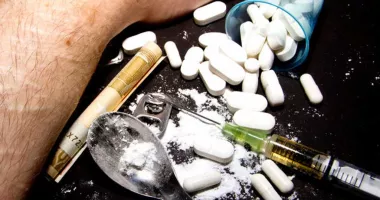 Stire din Eveniment : Dealer prins de DIICOT cu „meniul complet”: ecstasy, cocaină, cristal și timbre LSD