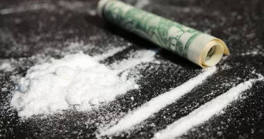 Au aruncat drogurile pe geam când au văzut polițiștii la ușă. Ce au descoperit anchetatorii în locuință
