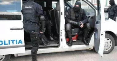 Stire din Eveniment : Doi bărbați, arestați preventiv pentru trafic de droguri în rețea de trei ani