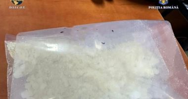 Stire din Eveniment : Droguri de mare risc, aduse în țară de doi adolescenți prin intermediul comenzilor online