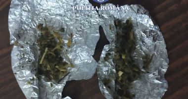 Prins cu drogurile în buzunar, în plină zi