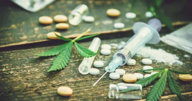 Cinci traficanți de droguri au fost arestați după ce au vândut canabis și cocaină