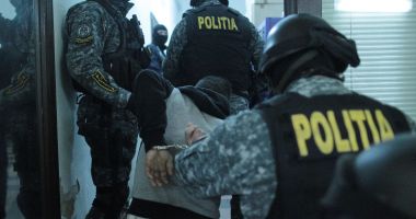 Stire din Eveniment : Percheziții în Tomis Nord. Cum a încercat să scape un tânăr când au intrat mascații